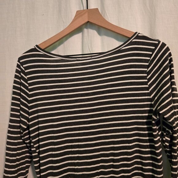 Maurices t-shirt womens Medium Grey white stripes 3/4 sleeve twist-hem Scoop - Picture 6 of 7